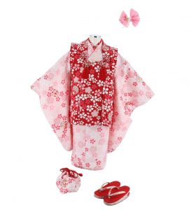 女児用三歳の七五三着物レンタル配送パック。赤い被布コートにも桃色のきものにも桜の花づくし。祝着らしい華やかさを楽しめる可愛い衣裳一式