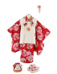 shikibuロマンの大正時代風komonキモノに白地の被布コート。藤と桃色の花の丸が可愛い。衿もｻｰﾓﾝﾋﾟﾝｸ、緑、黄色とひな祭りの雛のような華やかな細工が楽しめる一着。腰紐や長襦袢（半襟付き）も宅配されて揃うので初めての母親も安心