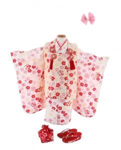 白地のきものにアイボリーの被布コート。雛菊の飾りやピンクと赤の小さい桜柄が可愛い古典柄のおんなの子向け七五三3歳着物レンタルセット（配送・返送込み）