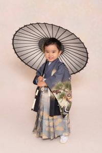 黒グレー地にレトロな松柄の三歳男児用紋付袴フルセットを七五三でレンタルした男の子写真。洒落ていてクラシックでかっこいいコーデイネート