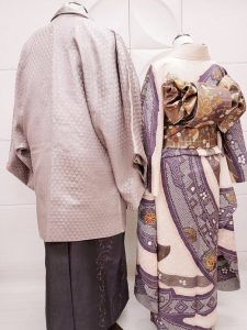 藤色のメンズkimonoに淡いピンクに藤色の絞り柄入りレディース衣裳。互いに刺繍入りな所も似ている儚い雰囲気の優しいコーデ
