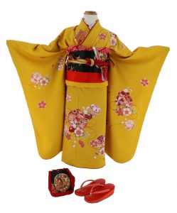 カラシ色にワインカラーの手鞠とウサギ柄の四つ身を着て牡丹桜の番傘を握った七五三フォト。日本の古い童話に登場するお人形のような様式美。秋の七草とも似合うかしいしょう