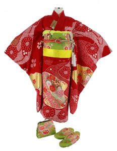 映える正絹の赤色生地に絞り染めの流水と金箔が輝く、祖母好みな七五三7歳女児用kimono。プレミアムな質感なのに手ごろな価格で獲得出来る