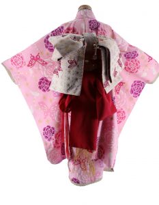 japan styleのローズパープルに薔薇と蝶に星とレース付kashikimono。高級とは言いにくい浴衣のようなポリエステル素材の手軽さだがセレクトした子供たちの喜びは大きい洋服のような着物レンタル フルセット（7歳キッズサイズ）