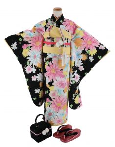 黒にスイーツ・カラーの菊や芥子が描かれたモダンなガール用宮参りキッズ衣装。履物にコスメ・ ポーチのようなバッグもワンセットの便利なプラン