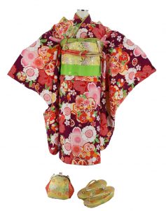 shikibu romanデザインの濃い紫に桜や風 車、鼓等のレトロ・アンティークな小紋柄の四つ身。instagram映えな鮮やかな色柄でありながら古典なので親からも引手いっぱい