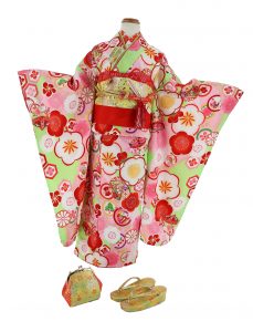 被布でも人気上昇中の式部浪漫の７歳向けrental kimonoセット。緑地に宝づくしに梅花が咲き誇る海外受けも良い、派手な古典柄（対象年齢:幼稚園卒業〜小学校入学の年代）