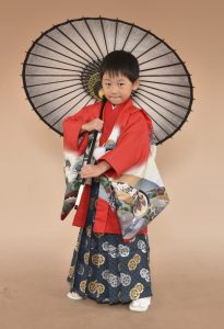 朱色の子ども用きものとhaoriにブルーグリーンの四割菊に葉付き菊の袴をコーディネートした七五 三五 歳の男子写真。店頭での支払ならpaypayも可能。クレジットカードはネットレンタルのみ