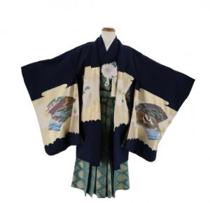 七五三(七歳・五歳・三歳)、七五三5歳着物レンタル用衣装。紺・紺色の着物の背面に鷹、松、鶴などが描かれている。袴は緑色に金で松川菱。