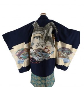 七五三(七歳・五歳・三歳)、七五三5歳着物レンタル用衣装。紺・紺色の着物の背面に鷹、松、鶴などが描かれている。袴は緑色に金で松川菱。