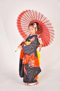 七五三をお祝いするレンタル七才子供用おしゃれ和装を着付けた画像。