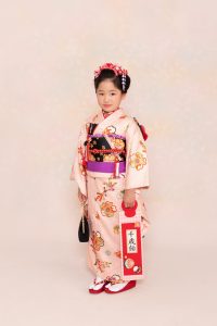 神社など訪問可能な和装レンタル7歳七歳女の子用きもの。七歳用の帯や帯締め、長襦袢などの着付小物も付属した状態の画像。髪型は日本髪を結っていてお正月にもおすすめ