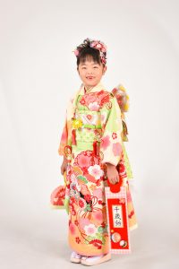 七五三の晴れ着・お祝い用の和服。七歳五歳三歳のうち7歳の宮参りに行ける注文・着用可能な着物画像。