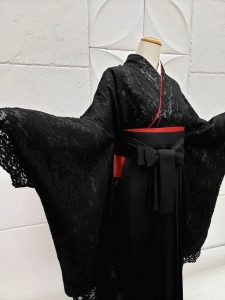 黒地の総レース卒業式着物。写真では黒の無地袴に赤い帯を巻いている。シンプルでかっこいいコーディネート