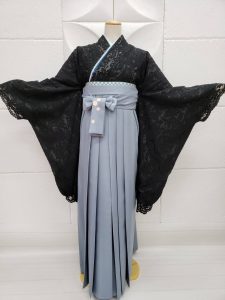 ブラックの総レース生地に、ナカノヒロミチの淡い水色の刺繍入り袴と同じ色の重ね衿を組み合わせた卒業式袴コーデ