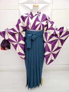 白と紫の麻の葉文様の卒 業 式 和服。青緑色の総柄hakamaに紫の巾着をコーディネートしている