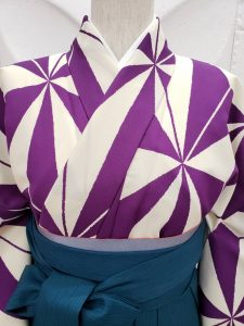 白と紫の麻の葉文様の卒 業 式 和服。青緑色の総柄hakamaをコーディネートしている。ウエストから上を撮影したマネキン写真