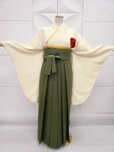 左衿に大きな花の刺繍があるクリームの無地kimono。抹茶の無地はかまに重ね衿を取り入れている。離島を除く全国往復送料無料