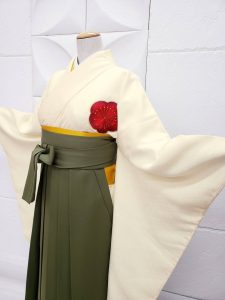 左衿に大きな花の刺繍があるクリームの無地kimono。抹茶の無地はかまに黄色の帯と重ね衿を使用している。足袋、草履、バッグも含む離島を除く全国往復送料無料