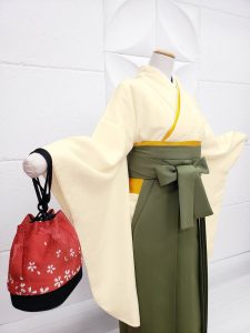左衿に大きな花の刺繍があるクリームの無地kimono。抹茶の無地はかまに黄色の半巾帯と重ね衿を取り入れている。巾着や足袋、草履と離島を除く全国往復送料まで含まれている