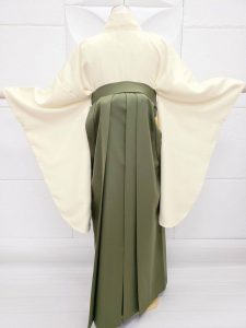 左衿に大きな花の刺繍があるクリームの無地kimono。抹茶の無地はかまに重ね衿を取り入れている。離島を除く全国往復送料無料（後姿のphoto）