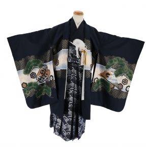 濃紺に松と亀甲と扇面がプリントされた５ 歳男の子向け晴れ着。hakamaも紺地に銀と水色で波が織られている。七五三の袴着儀式に是非オススメ