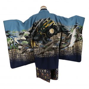 明瞭なブルーから青のｸﾞﾗﾃﾞｰｼｮﾝに金箔の市松に龍と虎、松竹の凛々しい七五 三着物。袖を広げた背中側の画像。10～11月利用の申込みはお早めに