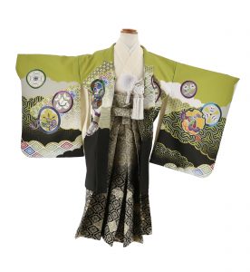 hao riは黄 緑に打ち出の小槌と雲取りに源氏車。式部浪漫ブランドの3～5 歳着物。小柄な子向け。鷹の刺繍には金糸で縁が丁寧に刺繍されている