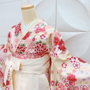 クリーム×ピンクの可愛いらしい古典柄二尺袖に白袴の淡色コーデ。女の子らしい華やかさがインスタグラム映え。ネットショップでフルセットレンタル可能