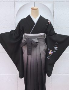 花柄のほぼ無地きものに、グレーから黒に変わるぼかし袴を合わせたブラックコーデ。シンプルながら美しい卒業式袴のレンタルフルセット