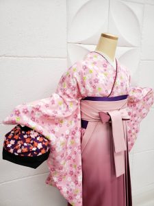 ﾋﾟﾝｸに桜と紅葉柄の小紋kimonoにｻｰﾓﾝﾋﾟﾝｸからローズピンクのグラデーション袴のワントーンコーデ。可愛らしいが大人っぽい優雅な雰囲気。紫をアクセントにしても楽しい一着。