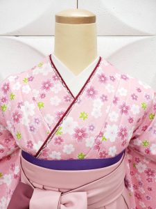 ﾋﾟﾝｸに桜と紅葉柄の小紋kimonoにｻｰﾓﾝﾋﾟﾝｸからローズピンクのグラデーション袴のワントーンコーデ。可愛らしいが大人っぽい優雅な雰囲気。カメラマンが柄が詳細に分かるよう撮った写真