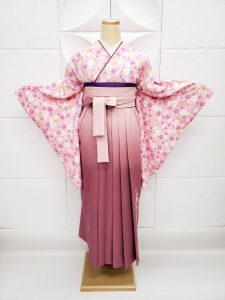 ﾋﾟﾝｸに桜と紅葉柄の小紋kimonoにｻｰﾓﾝﾋﾟﾝｸからローズピンクのグラデーション袴のワントーンコーデ。可愛らしいが大人っぽい優雅な雰囲気