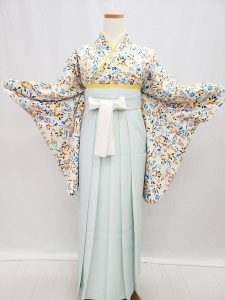 白地に青、水色、ベージュ、オレンジの小花柄小紋きものに、淡い水色の袴の組み合わせ。卒業式袴でおすすめの淡色コーデ