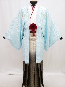 羽織の白の紋付袴のドナルドダックとデイジーダックをイメージしたディズニーコーデ。赤色の羽織紐と重ね衿は蝶ネクタイを表している