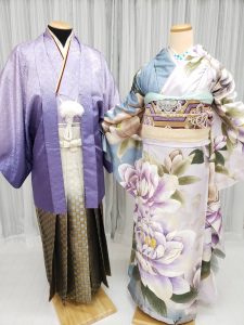 薄紫と水色の半身違いのアジアンっぽい花柄振袖と紫のぼかし入り紋付羽織袴でジャスミン＆アラジンのイメージコーディネート。和装によるディズニーコーデ。シックでオシャレ