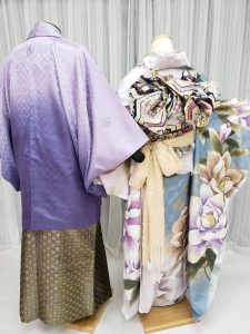 薄紫と水色の半身違いのアジアンっぽい花柄振袖と紫のぼかし入り紋付羽織袴でジャスミン＆アラジンのイメージコーディネート。和装によるディズニーコーデ。シックでオシャレ（後ろ姿）