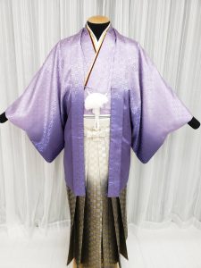 薄紫から紫に変わるグラデーションの羽織に薄紫の着物。袴は白から金黒のぼかし入り。アラジンをイメージした成人式の紋付袴コーデ