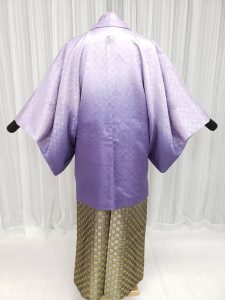薄紫から紫に変わるグラデーションの羽織に薄紫の着物。袴は白から金黒のぼかし入り。アラジンをイメージした成人式の紋付袴コーデ（背中側）