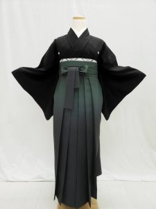 宝塚風・タカラジェンヌ風卒業式用着物と袴のコーディネート（正面からの撮影）