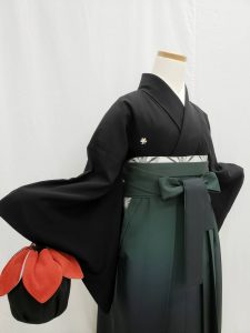 宝塚風・タカラジェンヌ風卒業式用着物と袴のコーディネート（巾着・バックまで持った姿）
