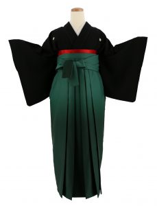 黒紋付き（喪服）に赤い帯、深緑のぼかし袴（無地）を組み合わせた宝塚風卒業式コーディネート