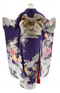青紫に花と扇の総絞り風振袖。シルバーの帯を巻いた可愛らしい成人式コーディネート（後姿）