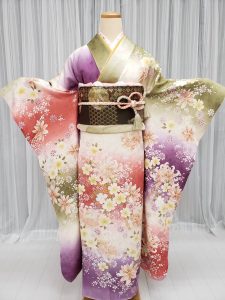 和菓子っぽく、抹茶、ピンク、紫の三色ぼかし地に桜柄の成人式用振袖をコーデしたトルソー写真