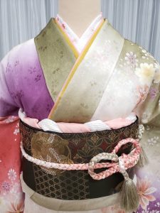 和菓子っぽく、抹茶、ピンク、紫の三色ぼかし地に桜柄の成人式用振袖をコーデした衿元の正面写真