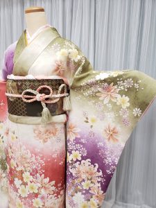 和菓子っぽく、抹茶、ピンク、紫の三色ぼかし地に桜柄の成人式用振袖をコーデした斜め前から撮影した画像