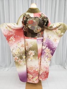 和菓子っぽく、抹茶、ピンク、紫の三色ぼかし地に桜柄の成人式用振袖を着付けてみた後ろ姿の写真