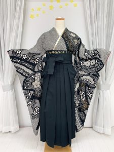 黒の総絞り振袖に黒の袴やシルバーの重ね衿を合わせたモノトーンな卒業式袴のコーデ