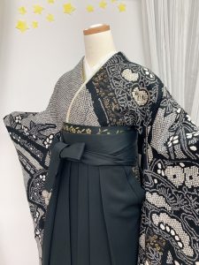 黒の総絞り振袖に黒の袴やシルバーの重ね衿を合わせたモノトーンな卒業式袴のコーデ