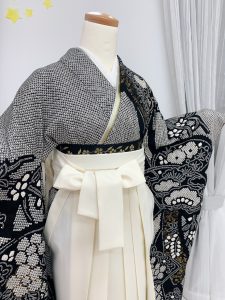 黒の総絞り振袖に白の袴とシルバーの重ね衿を合わせたモノトーンな卒業式袴のコーデ